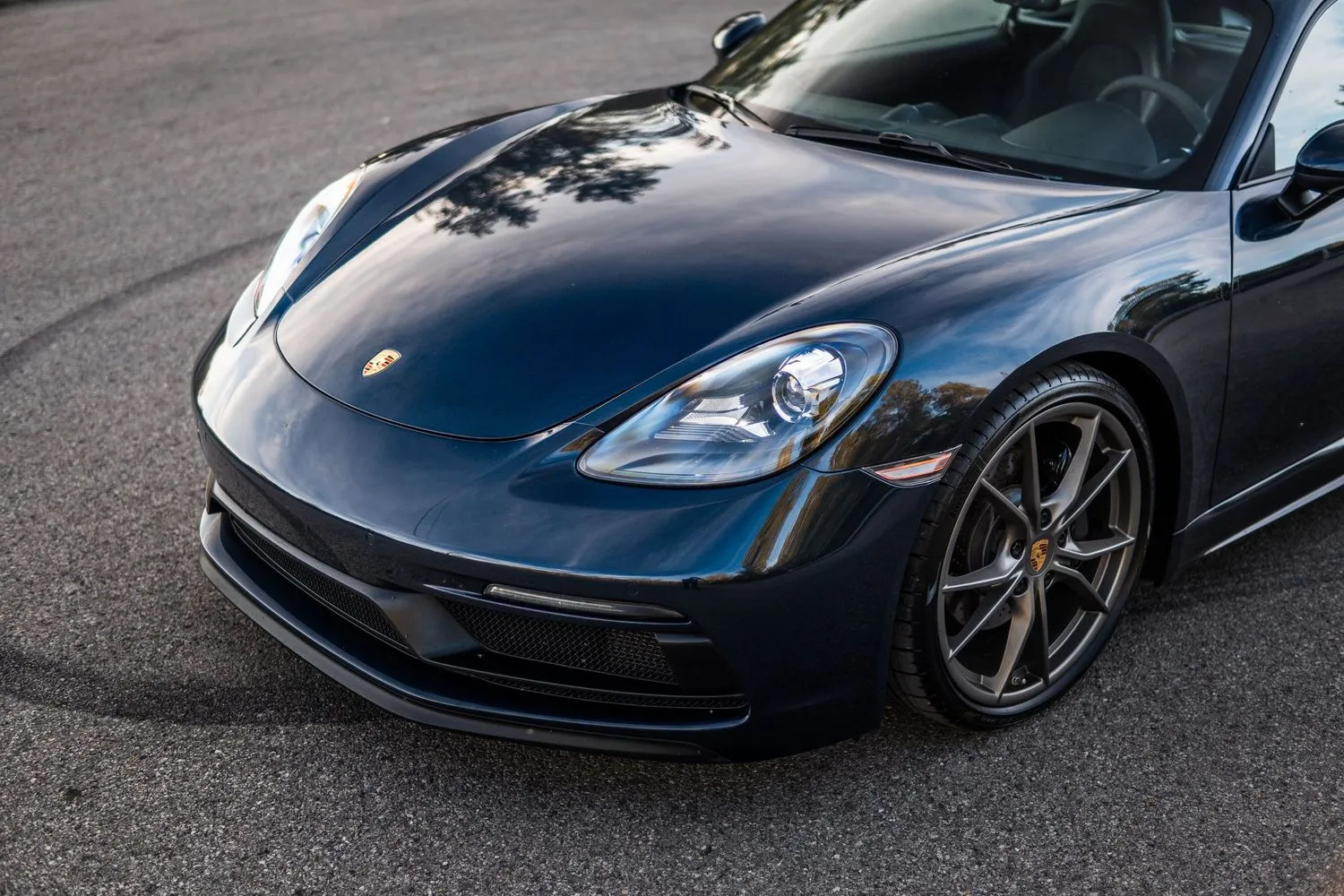 Porsche bleue, photo de concessionnaire