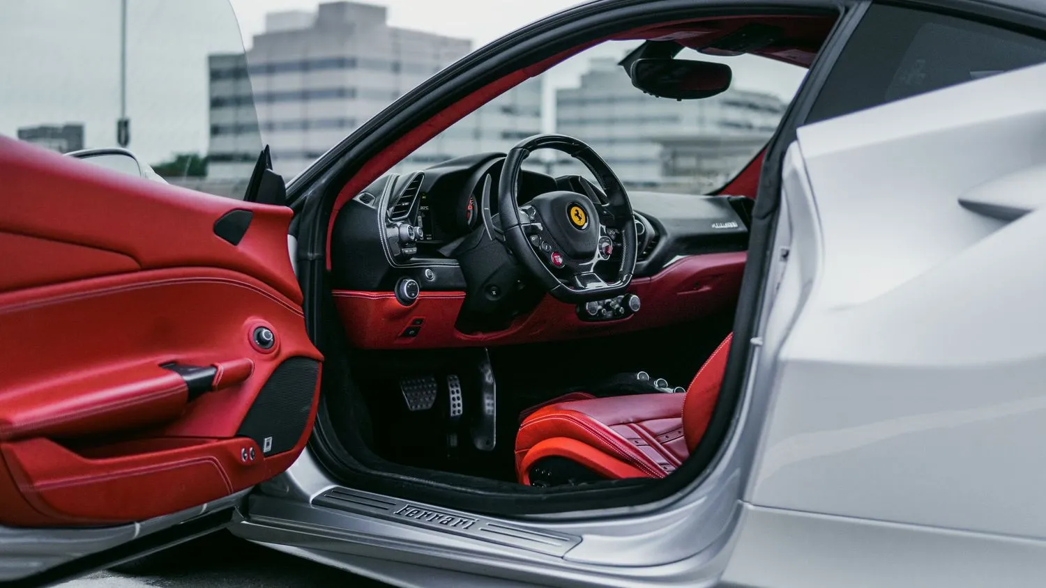 Intérieur cuir rouge d’une voiture sport