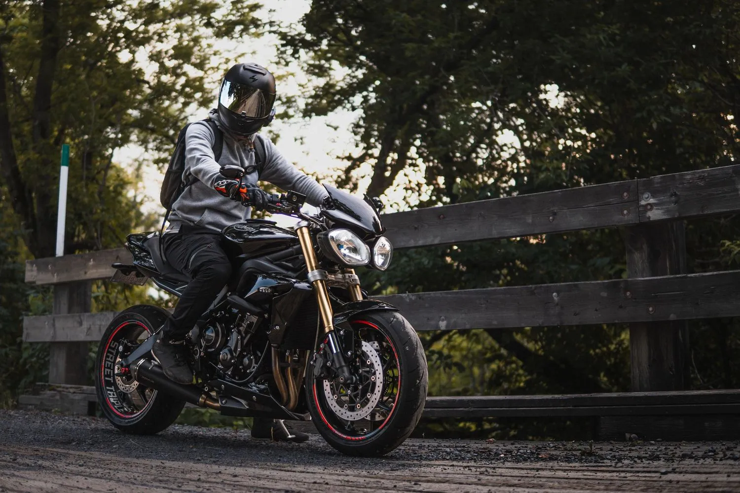 Motocycliste sur une moto sport