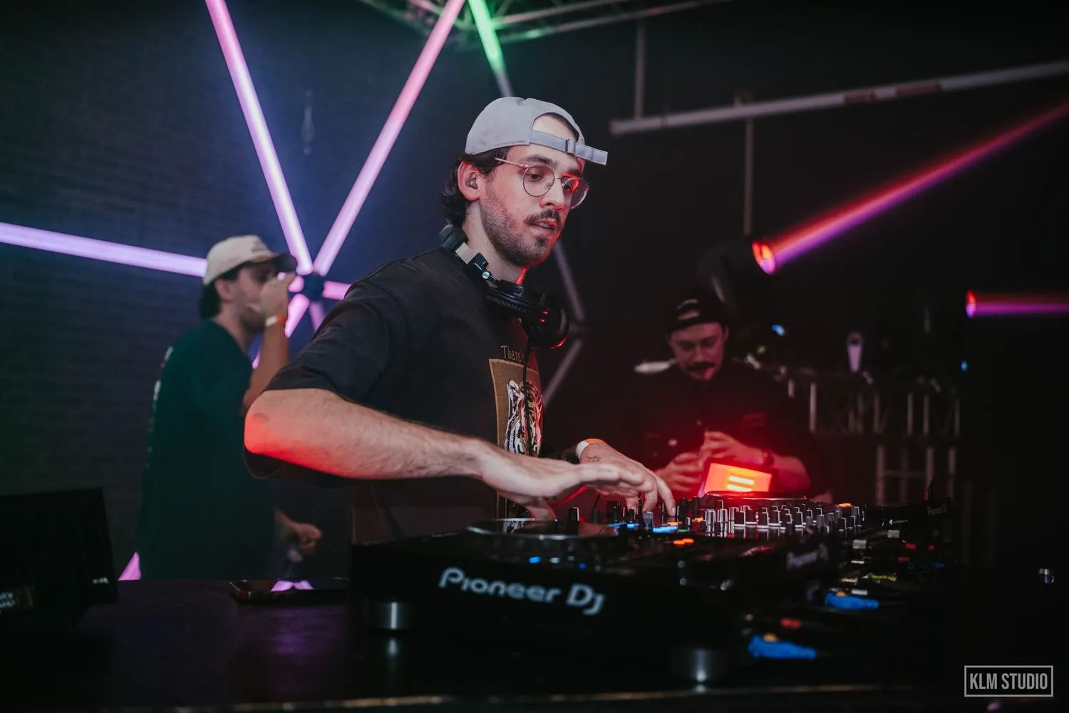 DJ aux platines lors d’une soirée