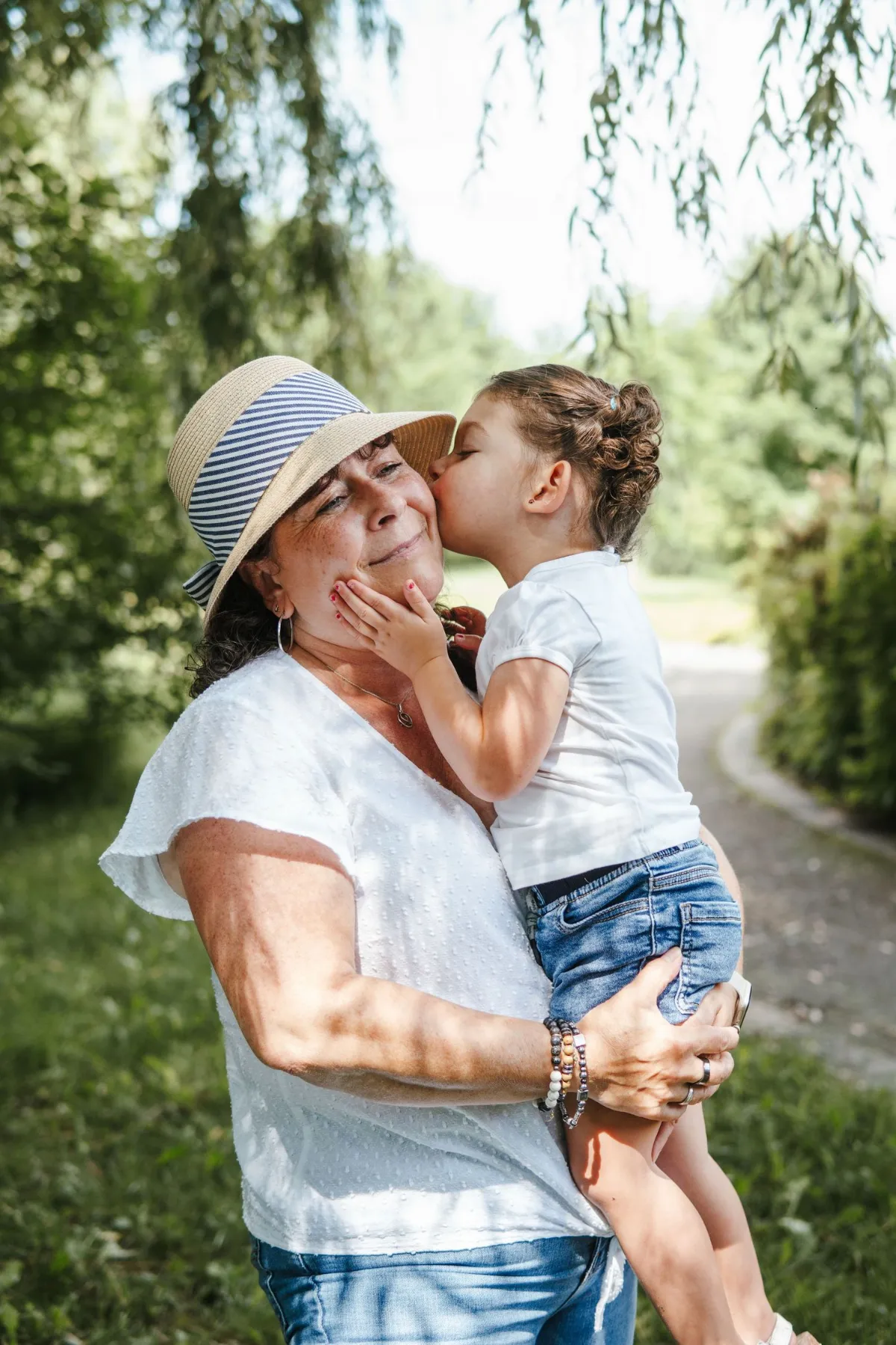Mère embrassant son enfant lors d’une séance famille
