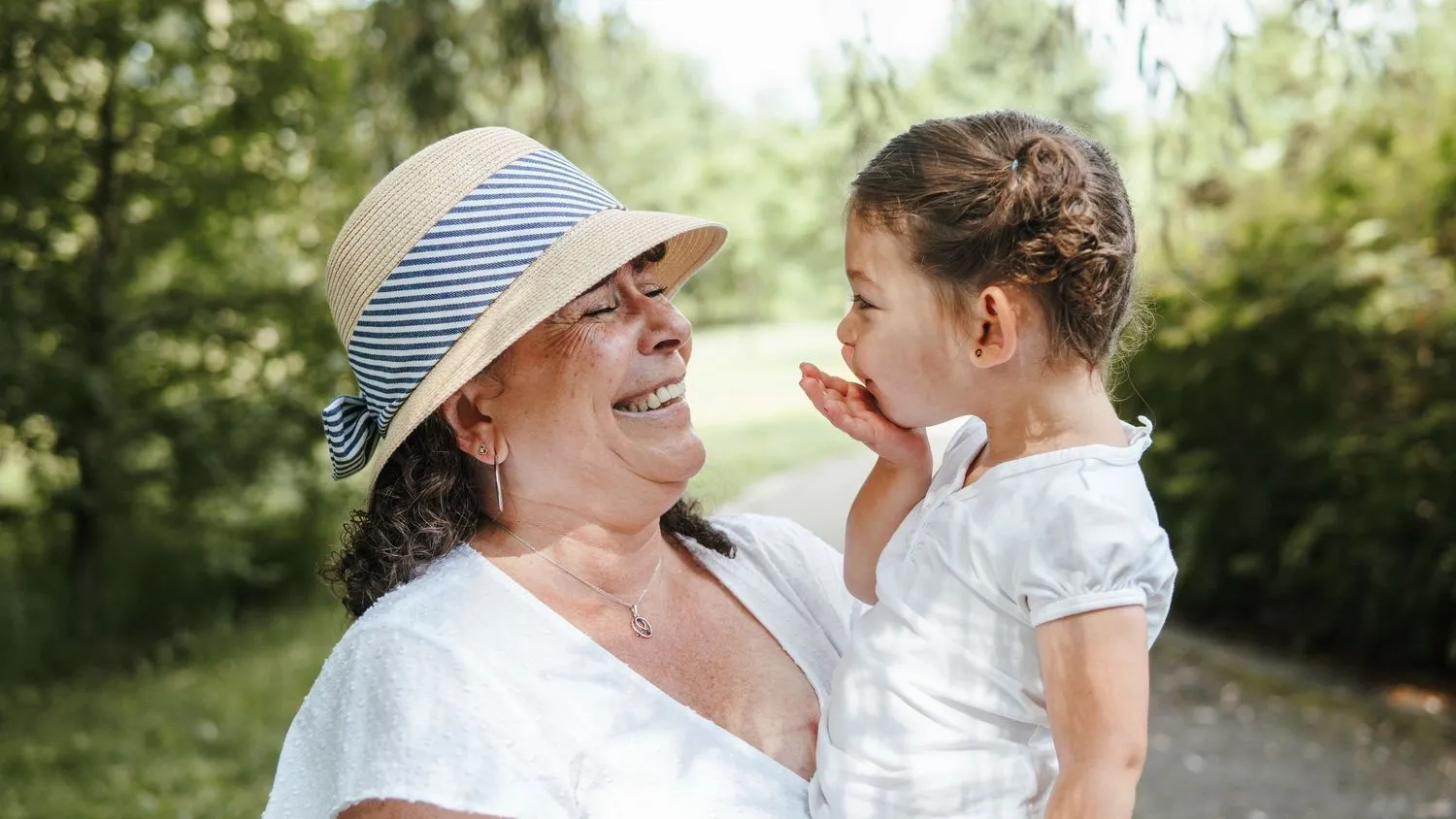 Mère et fille en chapeau lors d’une séance en nature