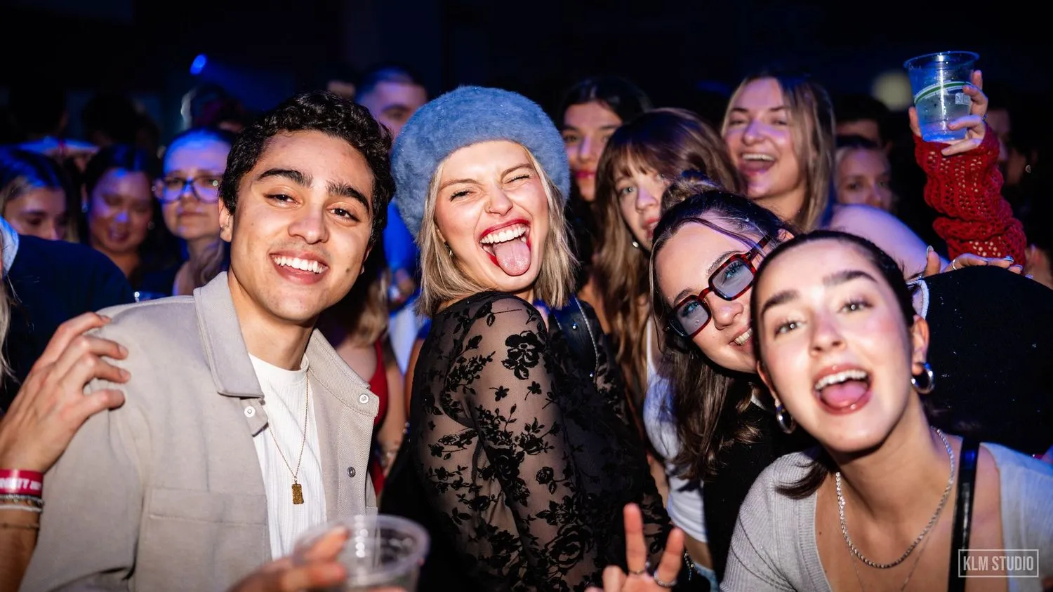 Party étudiant, groupe d’amis souriants
