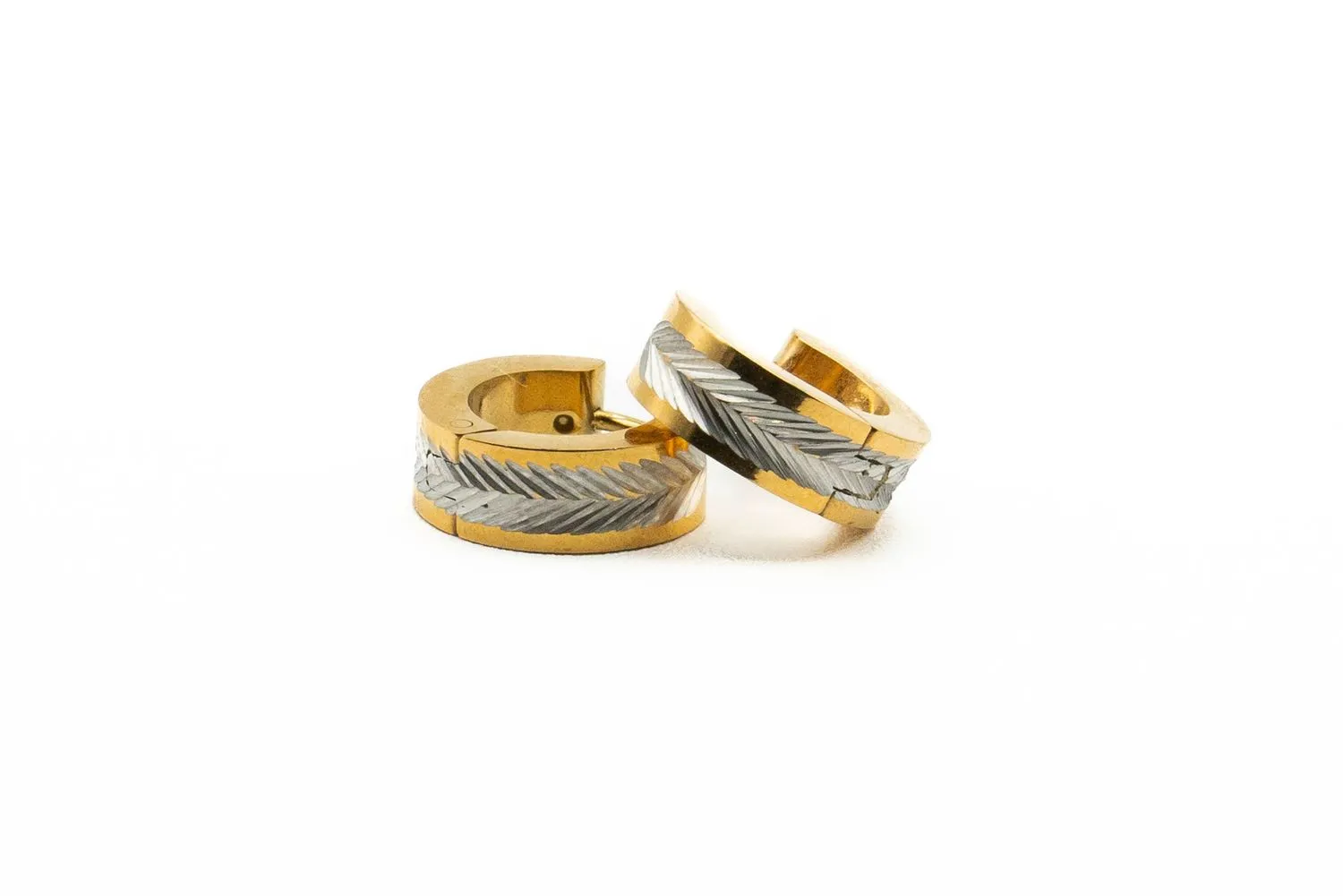 Alliances sur fond blanc, photographie de bijoux