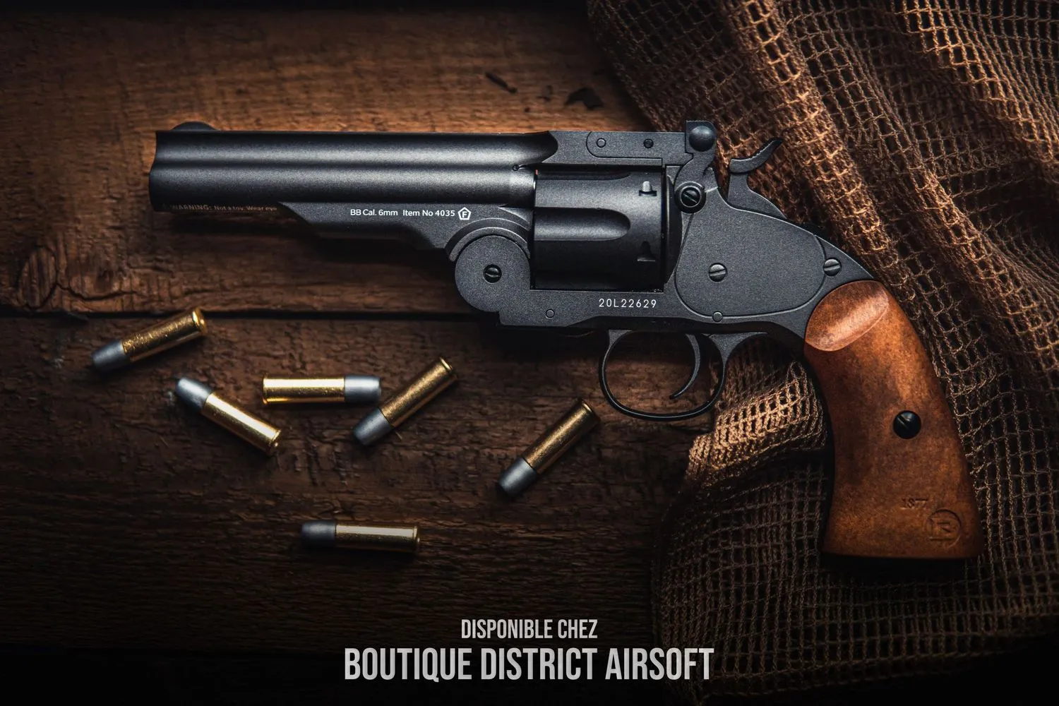 Réplique de revolver sur fond noir, photo de produit